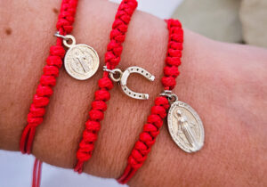 Pulsera protectora con medalla
